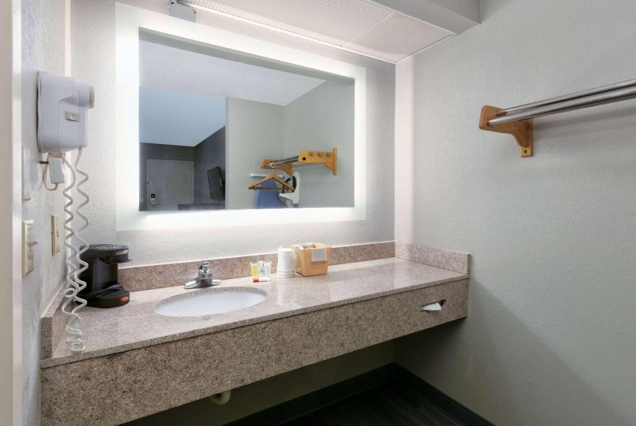 Super 8 By Wyndham Diberville Biloxi Area Extérieur photo
